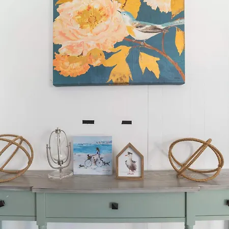 Escape To Raleigh Ave - Steps From The Beach